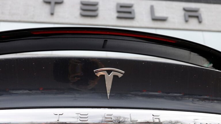 Sërish probleme për Elon Musk, Tesla tërheq nga tregu më shumë se 300,000 automjete
