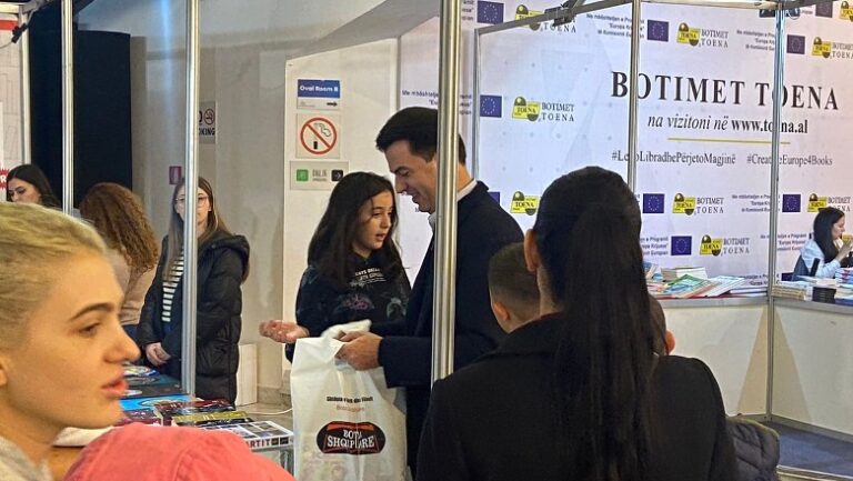FOTO/ Larg zhurmës politike, Basha ble libra tek Panairi