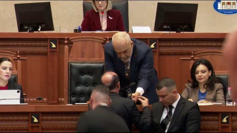 VIDEO/ Rama bisedë “kokë më kokë” me deputetin që e quajti “gjel deti”, largon Gardën