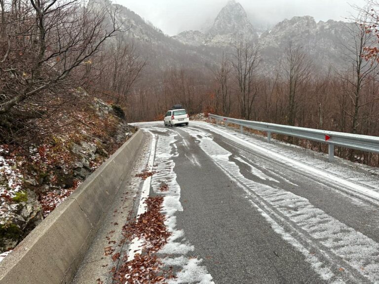 Bie bora e parë në vend, temperatura shënon 4°C. ARRSH: Qarkullimi pa probleme