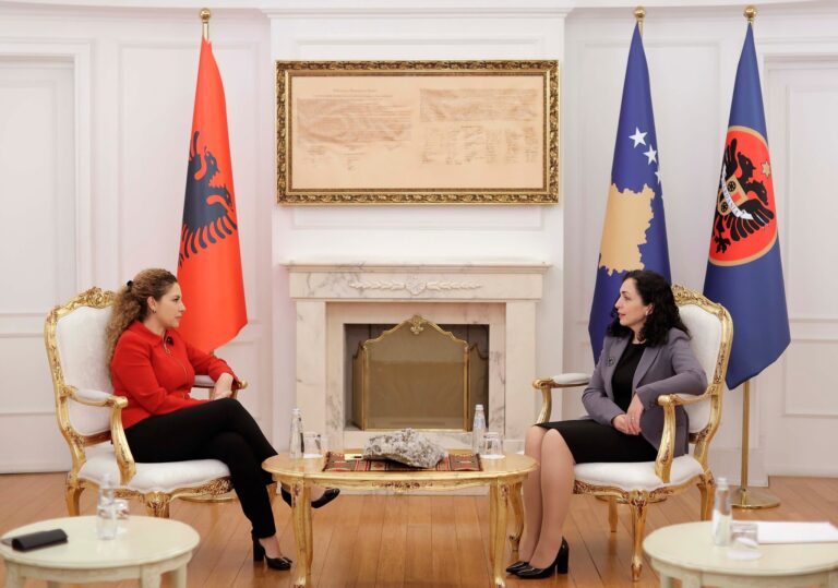 Presidentja Osmani pret ministren Olta Xhaçka: Prioriteti ynë, bashkëpunimi dhe koordinimi me Shqipërinë