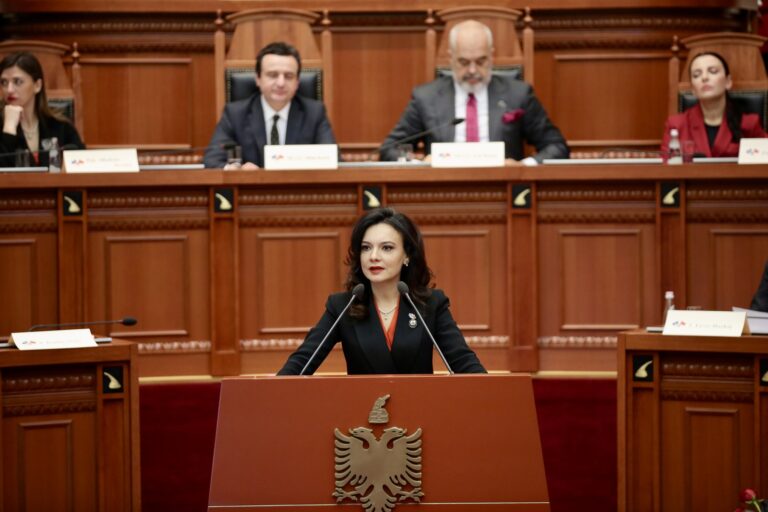 Elisa Spiropali: Flamuri i BE-së në dy anët e Drinit!