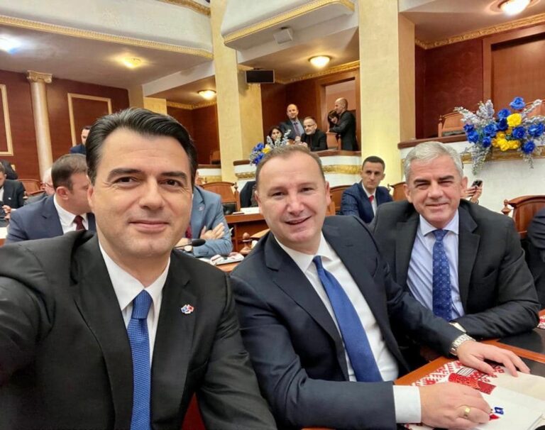 Basha shfaqet i lumtur në Kuvend krah kolegëve nga Kosova: Moment i bukur dhe emocionues