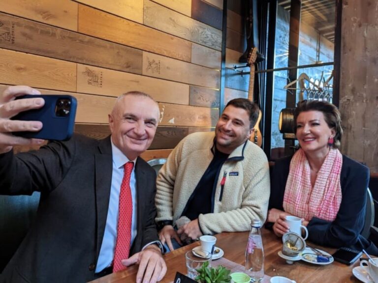 Festa e Flamurit në Kosovë, Ilir Meta kafe me Lorik Canën dhe me ish-presidenten Jahjaga