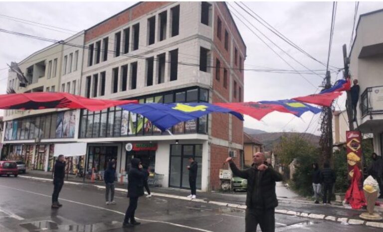 Protesta nga serbët, përgjigjen shqiptarët në Mitrovicë të Veriut: Nuk largohemi!