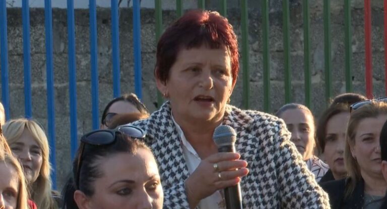 ”Nuk shpresoj, a keni nëna ju z.kryetar?”, qytetarja debat me Ramën në Kamëz