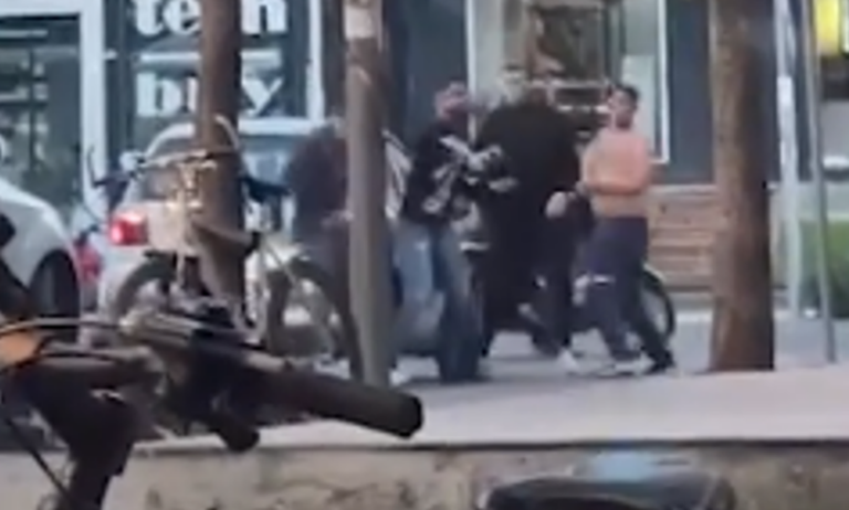 VIDEO/ Sherr me grushta mes të rinjve në Tiranë, as polici nuk i ndalon dot