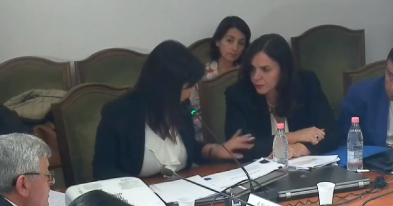 VIDEO/ Ministrja Kushi s’gjen dot shifrën, ”acarohet” me këshilltaren: Lëre, e gjej vetë tani