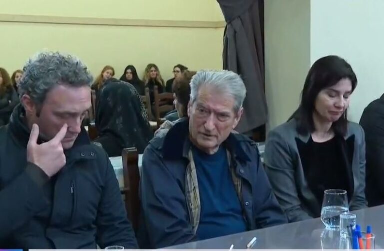 VIDEO/ Berisha vizitë në familjen Rushaj, deputetja Bardeli shfaqet e përlotur