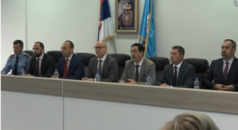 “Zëri i Amerikës”: Serbët vendosin të largohen nga të gjitha institucionet e Kosovës