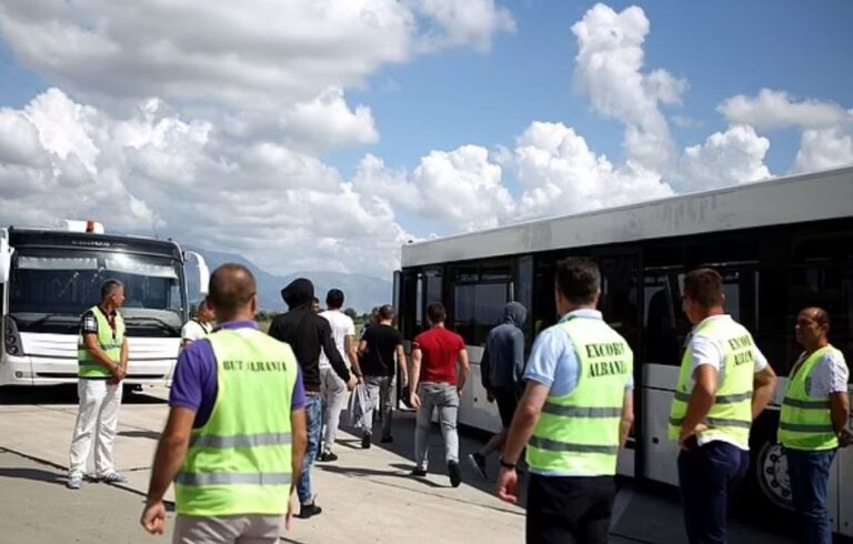 ”Daily Mail” zbardh fluturimin sekret të shqiptarëve: Mes tyre persona me precedentë kriminalë
