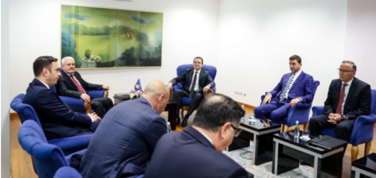 Ish-kryeministri Haradinaj i tha kryeministrit Kurti: “Ia q…nanën vendit e vetit” dhe ikën nga takimi zyrtar