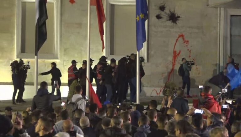 Protesta, tension me policinë. Qirinj dhe bojë e kuqe mbi Kryeministrinë