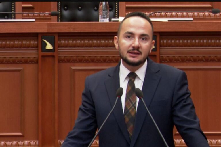 ”Shqipëria në duart e 5 njerëzve”, Salianji: Porti i Durrësit tek oligarku, por qytetarë do ju hedhin…