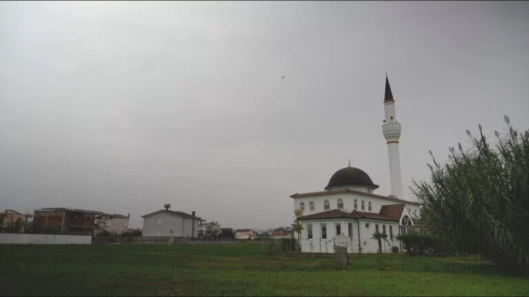 BBC reportazh në Laknas: Bandat shqiptare rekrutojnë emigrantë në Francë