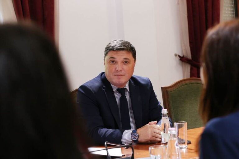 Firmat për shkarkimin e Alibeajt, Çollaku: Komplot për rrëzuar dikë, s’i shërben bashkimit