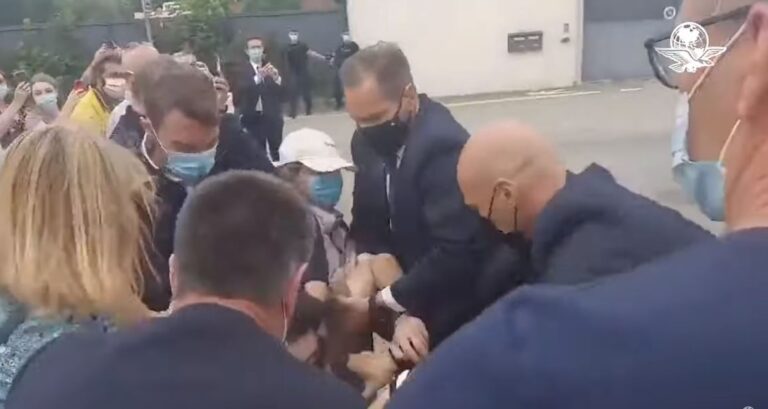 Presidenti Macron qëllohet me shpullë nga një grua në mes të rrugës (VIDEO)