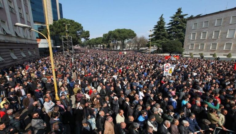 Protesta/ Deputetët: Në dorë të qytetarëve, Berisha s’është Basha