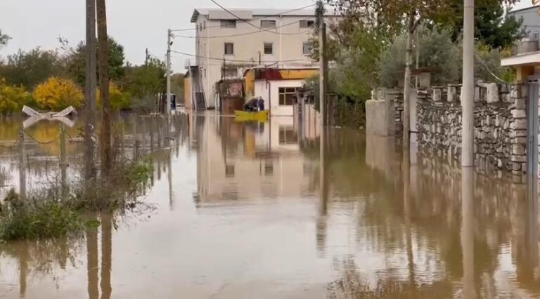 Përmbytje në Shkodër nga moti i keq, banorët përdorin varkat