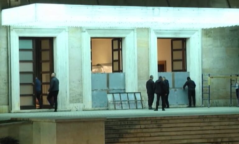 FOTOLAJM/ Nesër protesta, blindohet Kryeministria