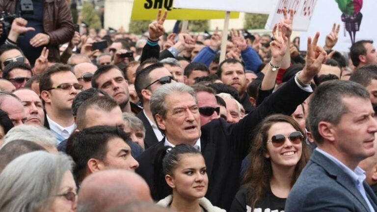 Kronikë/ Dueli filloi. Berisha gati për protestë, Rama godet opozitën: Të shitur, pa atdhe pa din dhe pa iman