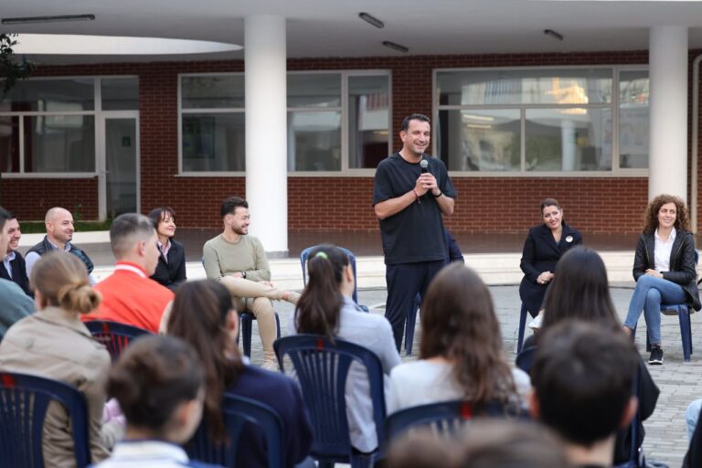 Erion Veliaj vijon turin e takimeve me të rinjtë: Tre premtimet e mbajtura për studentët