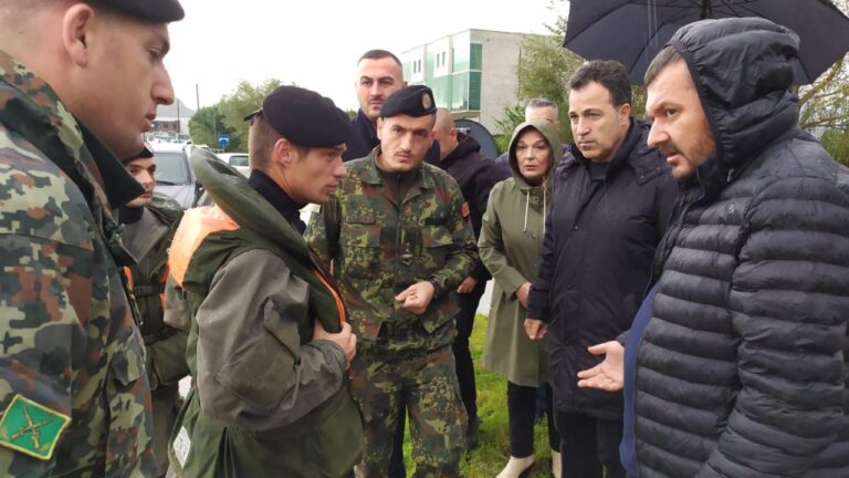 Ministri Peleshi flet nga Lezha: Tre familje janë evakuuar, jemi në gaditshmëri në mbarë vendin