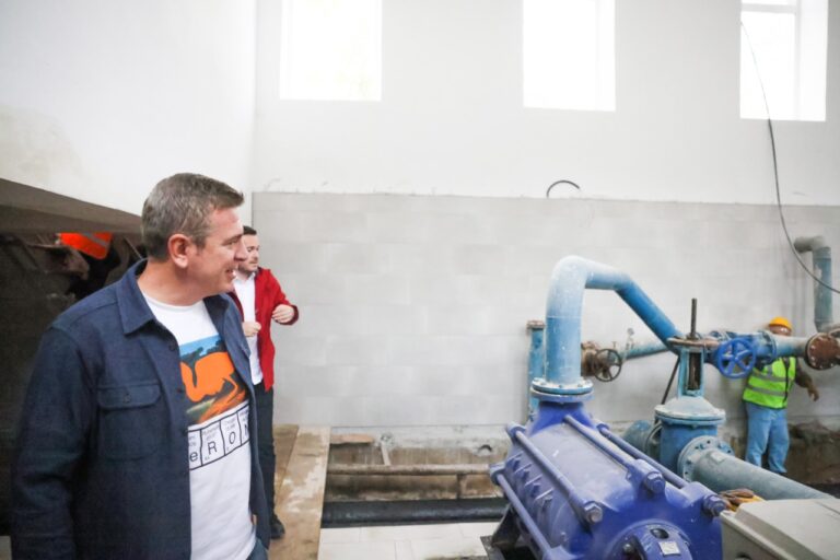 Damian Gjiknuri inspekton investimin e ri në stacionin e pompimit në Cërrik