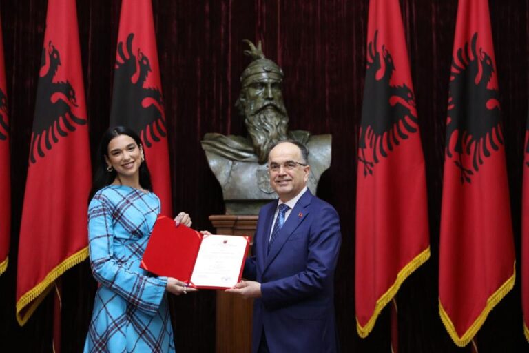 Presidenti Begaj i jep shtetësinë shqiptare Dua Lipës