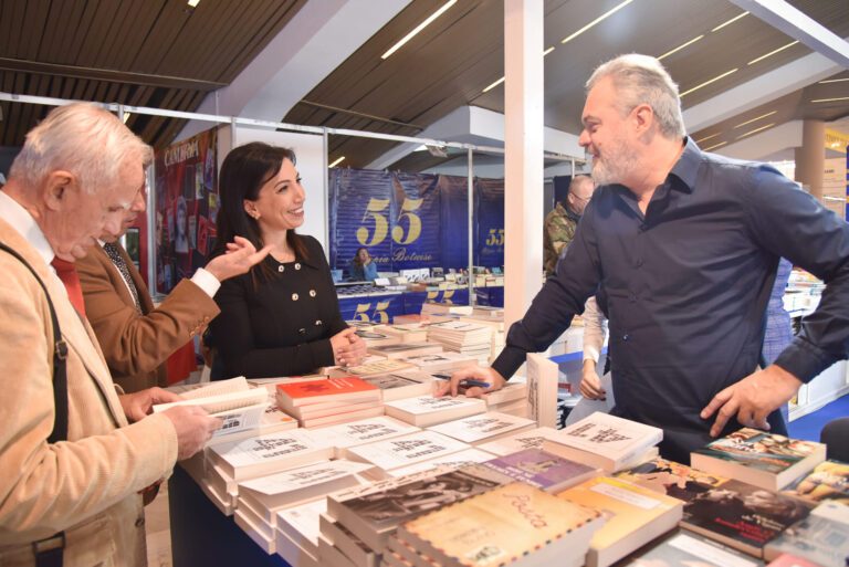 Panairi i Librit/ “41 SEKRETET” i Ben Blushit, libri më i shitur. Njerëz në radhë për një autograf nga autori