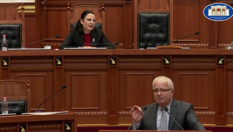 Balluku i drejtohet Spahos, pasi iu përmend familja: Ti je si qen i lidhur tek karrigia