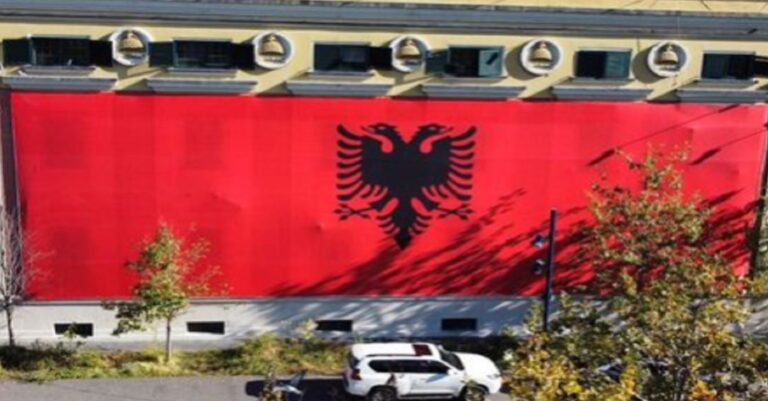 Bashkia vishet me flamurin gjigant kuqezi/Erion Veliaj: Gëzuar 110-vjetorin e Pavarësisë! Ditët më të mira i kemi përpara