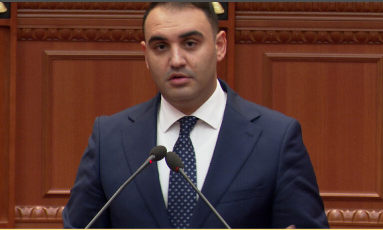 Belind Këlliçi sulmon qeverinë: Keni zbrazur vendin për të mbushur xhepat tuaj