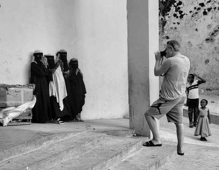 BEN BLUSHI: FOTOGRAFI ME SHAMI DHE TATUAZH