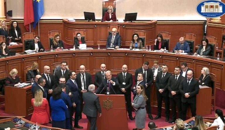 Tensionet në Kuvend! Nikolla i tërheq vëmendjen Berishës, ndërpritet seanca