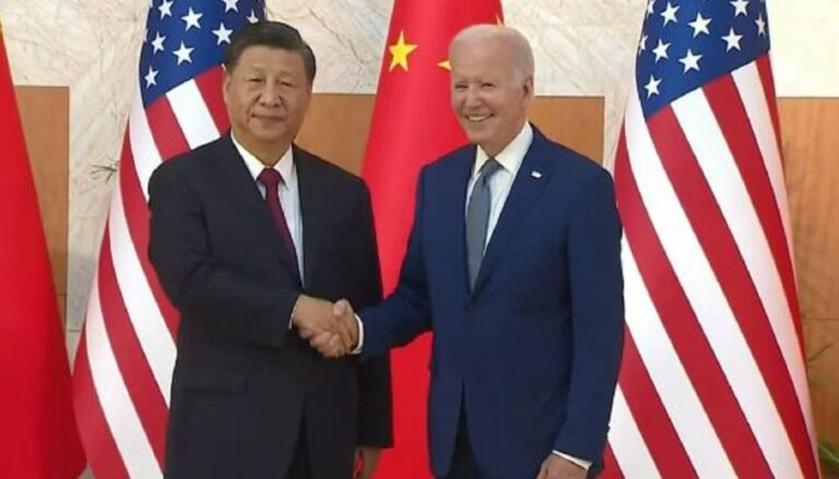 Biden dhe presidenti i Kinës shtrëngojnë duart pas takimit të tyre në Bali