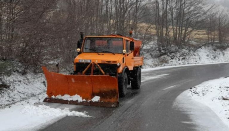 Dëbora zbardh Korçën, reshje të dendura në të gjithë territorin