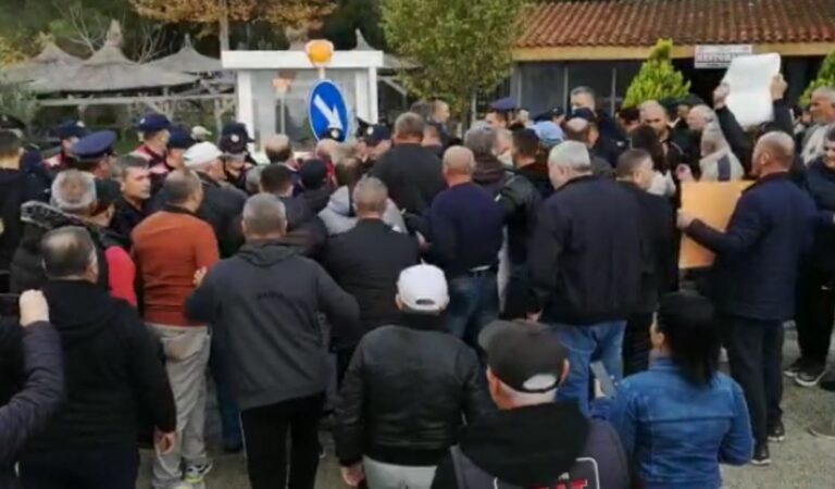 Banorët e Divjakës në protestë, përplasen me policinë për vendosjen e traut