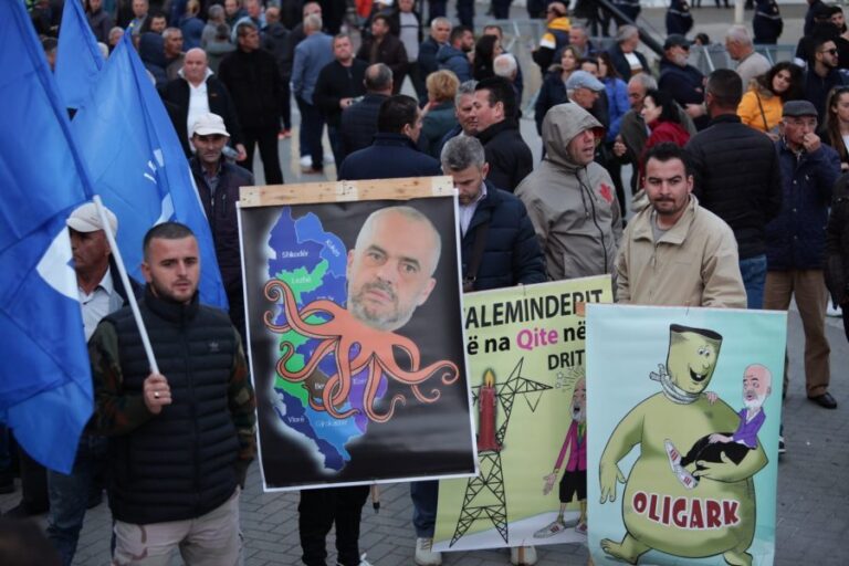Video me pamje të ndryshme nga protesta para kryeministrisë