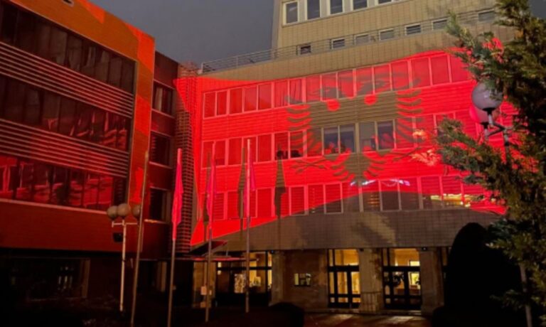 Kuvendi i Kosovës ndizet me ngjyrat e flamurit kombëtar për festën e Pavarësisë
