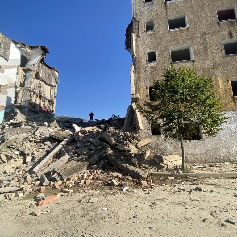 Jorida Tabaku poston fotot: Qytetarëve do t’u shembet shtëpia për një pallat, s’do të përfitojnë kurrgjë