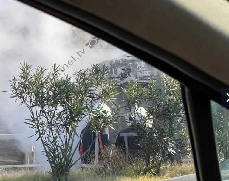 Merr flakë në lëvizje kamioni pranë “Pallatit me Shigjeta”, krijonen radhë të gjata trafiku