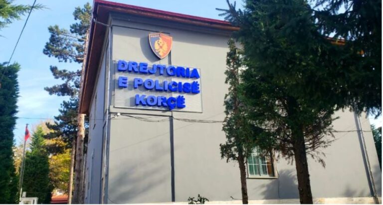 Vidhet dyqani në Korçë, hajduti merr para dhe pije alkoolike