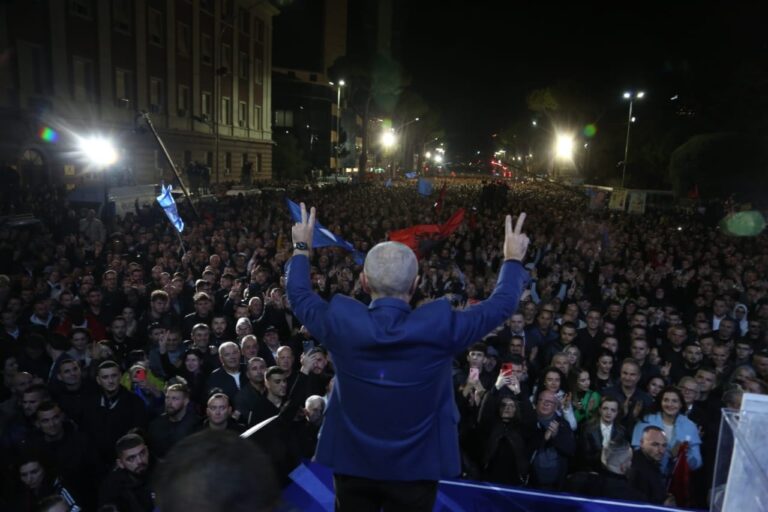 Meta falenderon protestuesit dhe poston foto