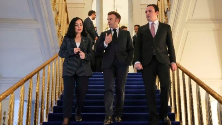 Macron bisedë telefonike me Kurtin, i kërkon Asociacionin dhe përsëritjen e zgjedhjeve në veri