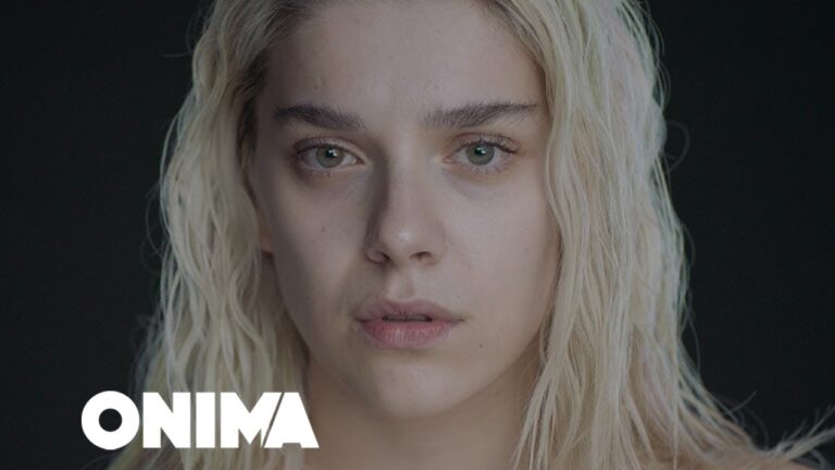 VIDEO/ Timo Flloko i dhuron poezinë ”Dashuria ime”, Arilena Arës