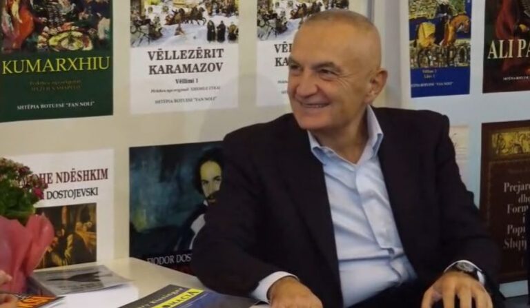 Ilir Meta në “Panairin e Librit”, pyetet nëse është pro protestës së 6 dhjetorit