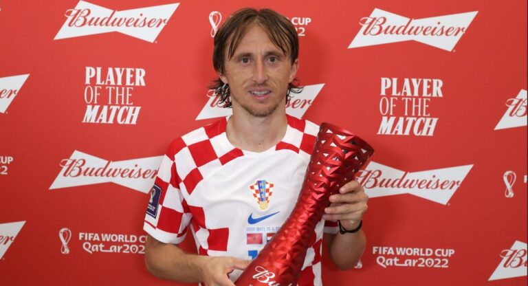 Modric futet në histori, ka luajtur në Evropian dhe Botëror në 3 dekada të ndryshme