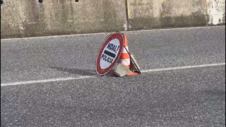 E diela nis me aksident tragjik. Humbin jetën dy të reja, rëndë shoferi
