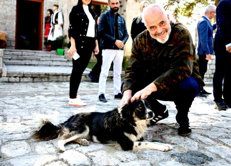 Edi Rama me një qen (foto)